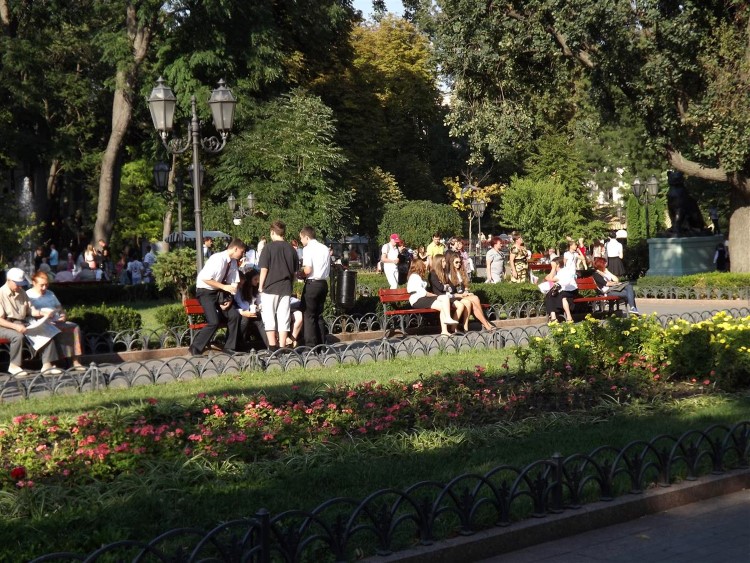 1 сентября в Одессе, школьники в парке